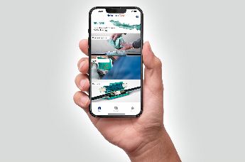 En hånd som holder oppe en mobil innlogget med ReliCon Appen
