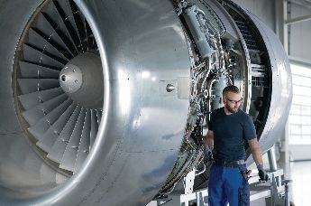 Kabelhåndtering i motoren på et fly