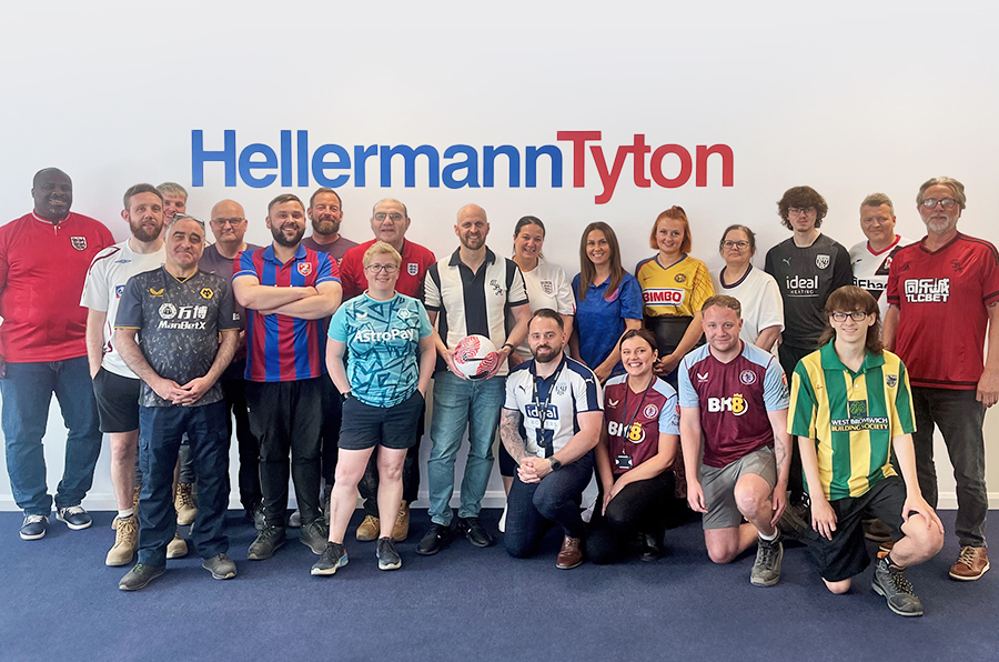 Ansatte fra HellermannTyton UK som har på seg forskjellige fotballdrakter for å markere sin støtte til barnekreftforeningen.