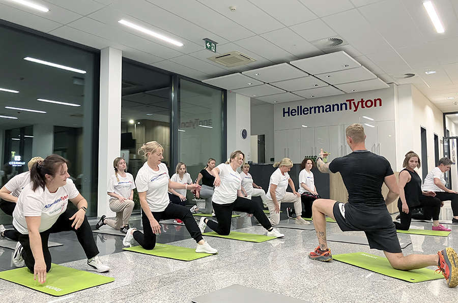 Ansatte fra HellermannTyton Polen som gjør Yoga øvelser.
