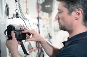 Automatisk buntebåndpistol i bruk