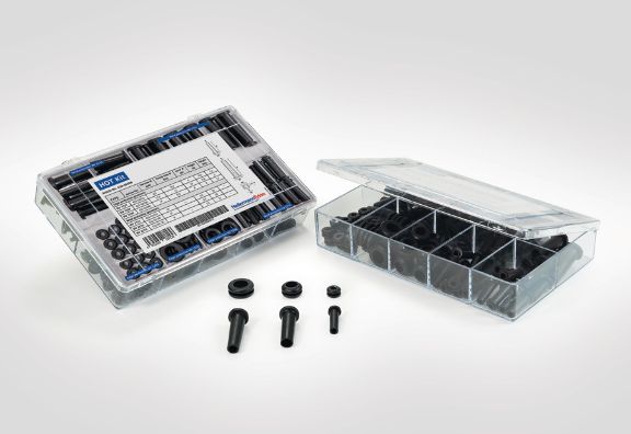 Kit med kabelgjennomføringer for strekkavlastninger og bøyningsbeskyttelse