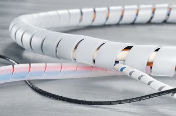 Hvite spiralslanger for standard elektroinstallasjon og tavlebygging