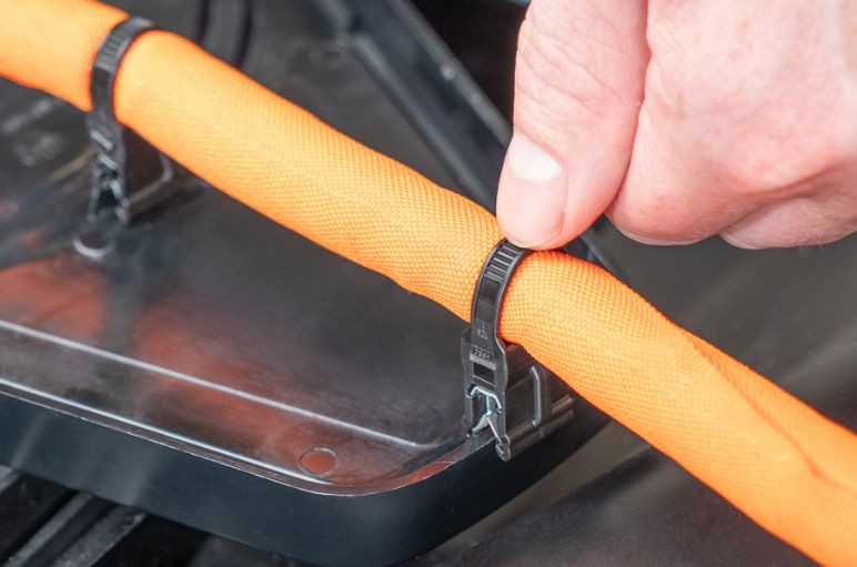 S50SOSEC EdgeClip kantklips med en-komponent PP strips applikasjonsbilde