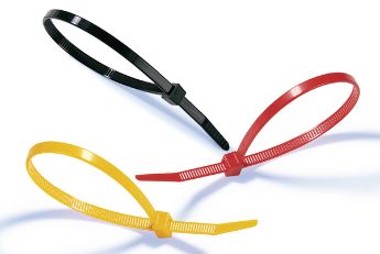 Kabelhåndtering med buntebånd i sort, gul og rød farge