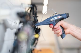 EVO7p pneumatisk buntebåndpistol som låser, strammer og kutter nylonstrips.