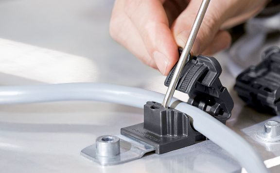 Kabelklemme med sperremekanisme