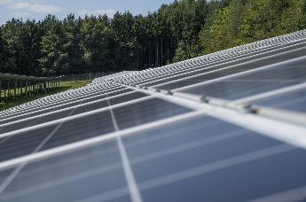 Nærbilde av solceller på en solcelleplantasjon