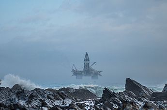 Offshore oljeplattform sett fra kysten
