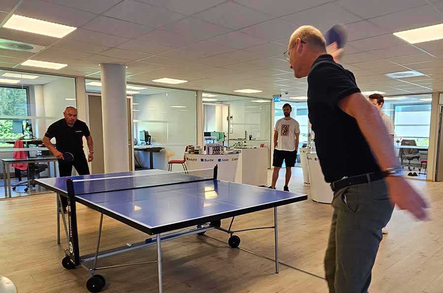 Ansatte i HellermannTyton Norge som spiller bordtennis mot hverandre