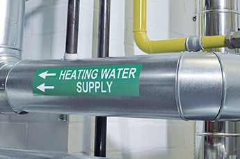 Helatag 1213 på rør i et lagerområde