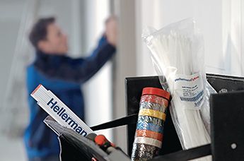 Kabelhåndtering og kabelføring på en arbeidsplass