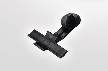Ulike typer festeklips med kabelholder liggende